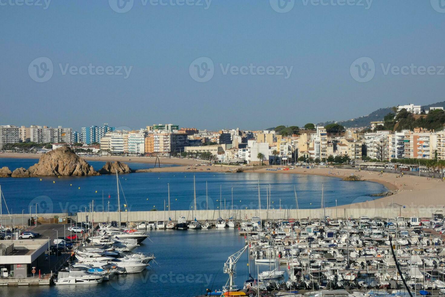 marina e pesca porta nel il cittadina di blanes su il catalano costa. foto