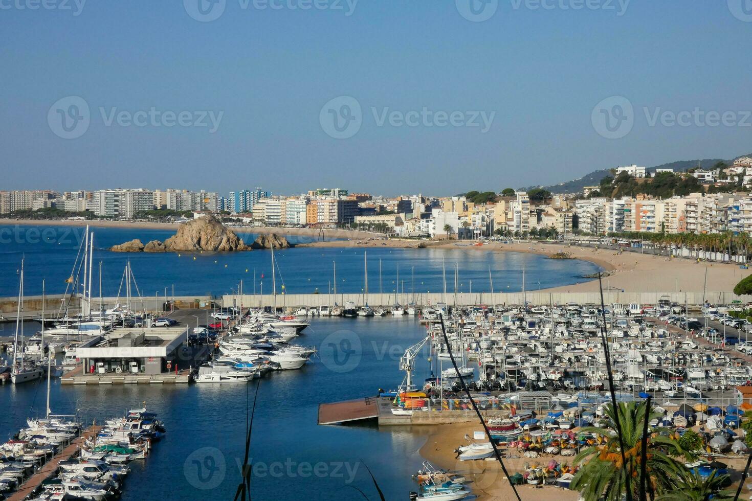 marina e pesca porta nel il cittadina di blanes su il catalano costa. foto