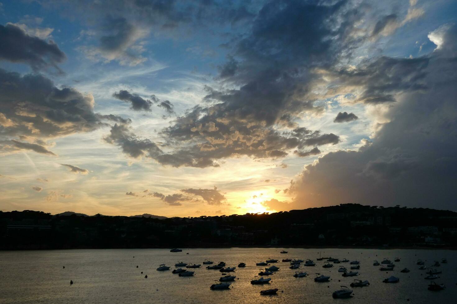 sparpagliato nuvole nel il cielo indicando un' modificare nel tempo atmosferico. foto