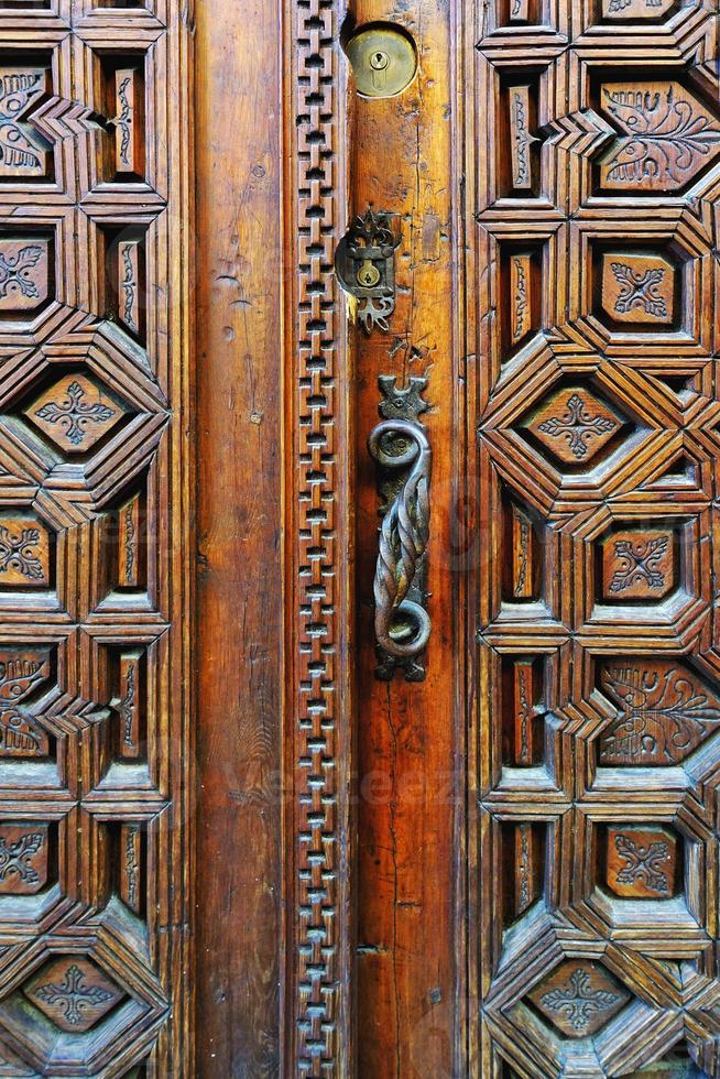 porta d'epoca di una casa foto