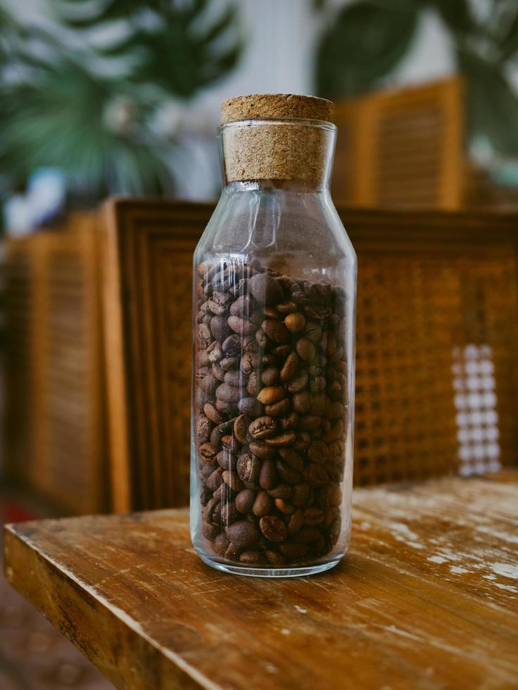 chicchi di caffè all'interno della bottiglia foto