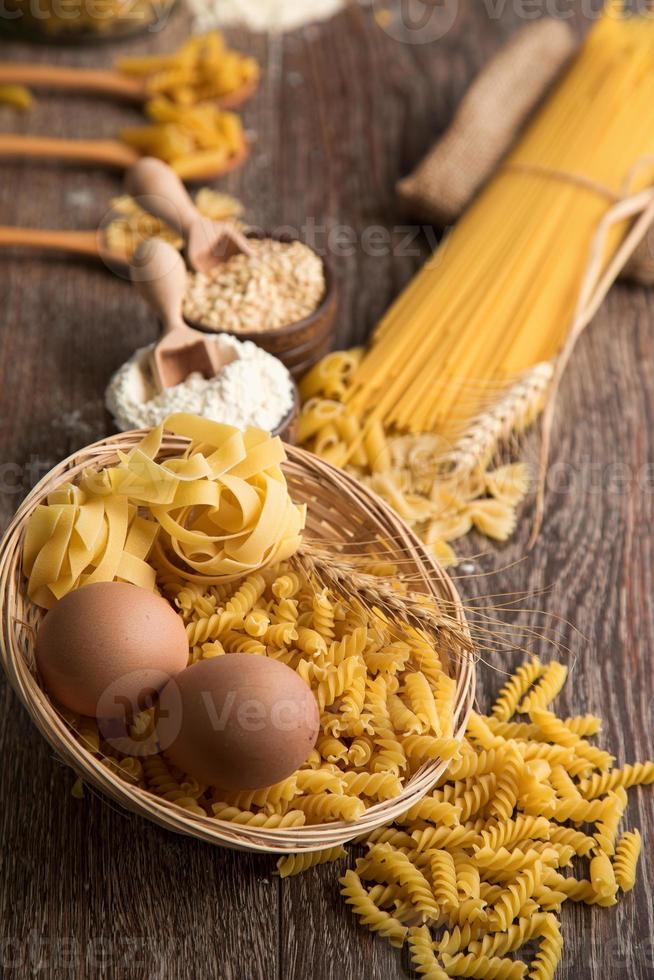 pasta italiana di maccheroni crudi foto