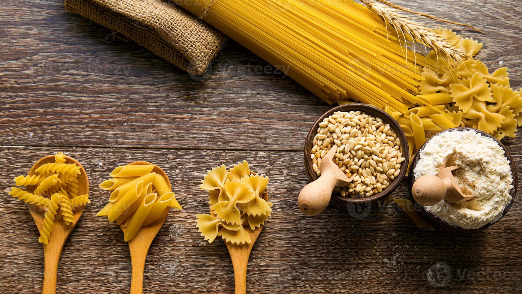 pasta italiana di maccheroni crudi foto