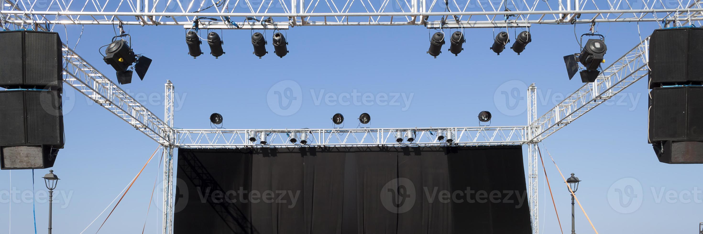 il palco con il sipario nero prima del concerto in spiaggia foto