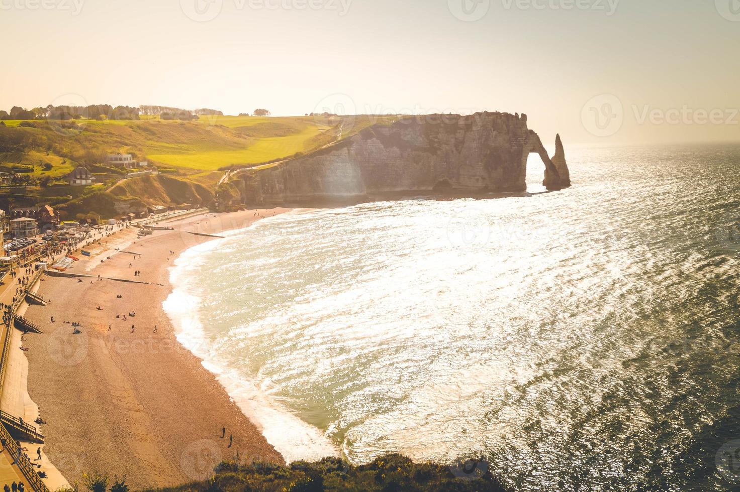 le scogliere di gesso bianco di etretat normandie francia foto