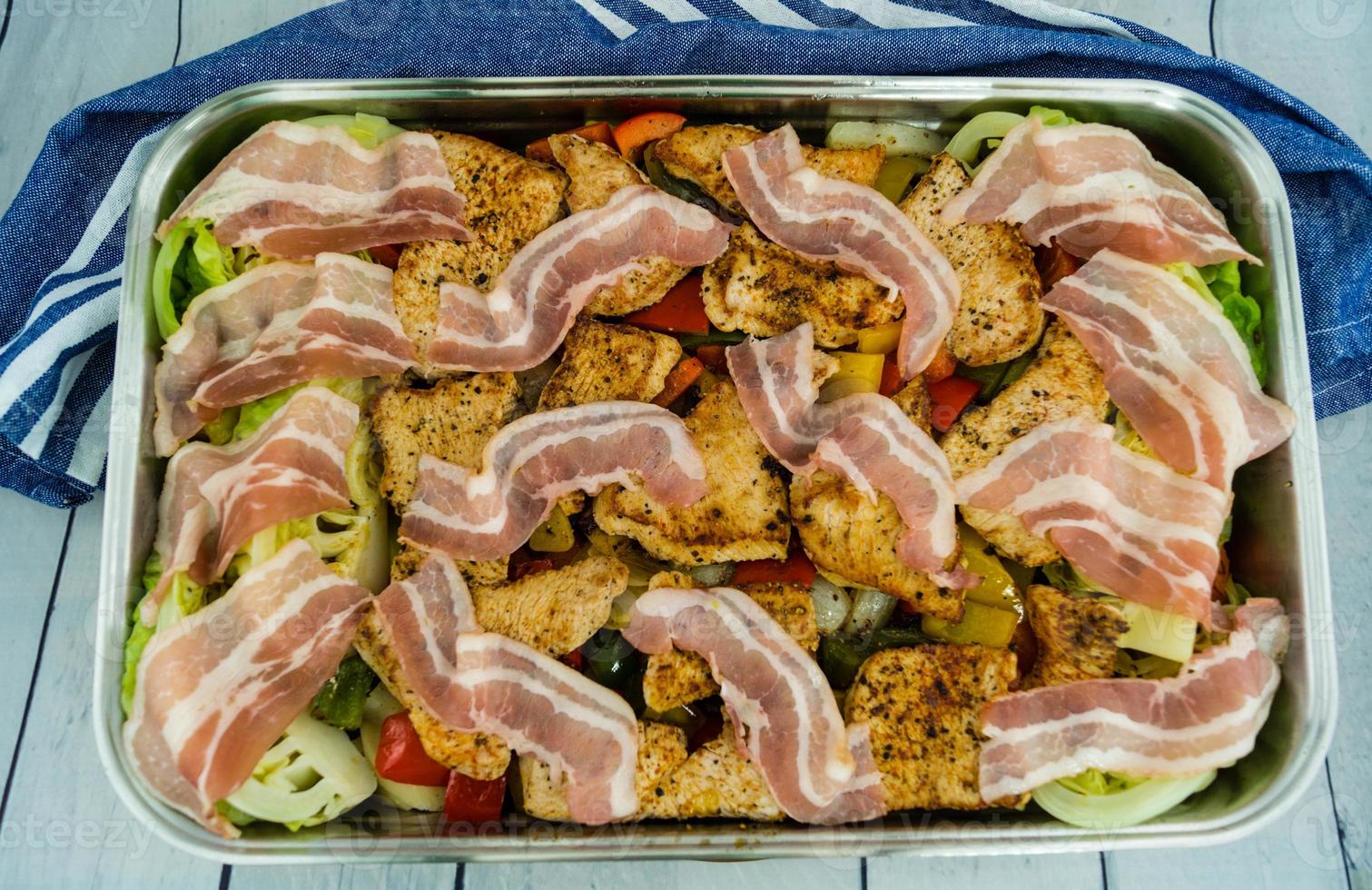 casseruola di verdure e filetto di maiale foto