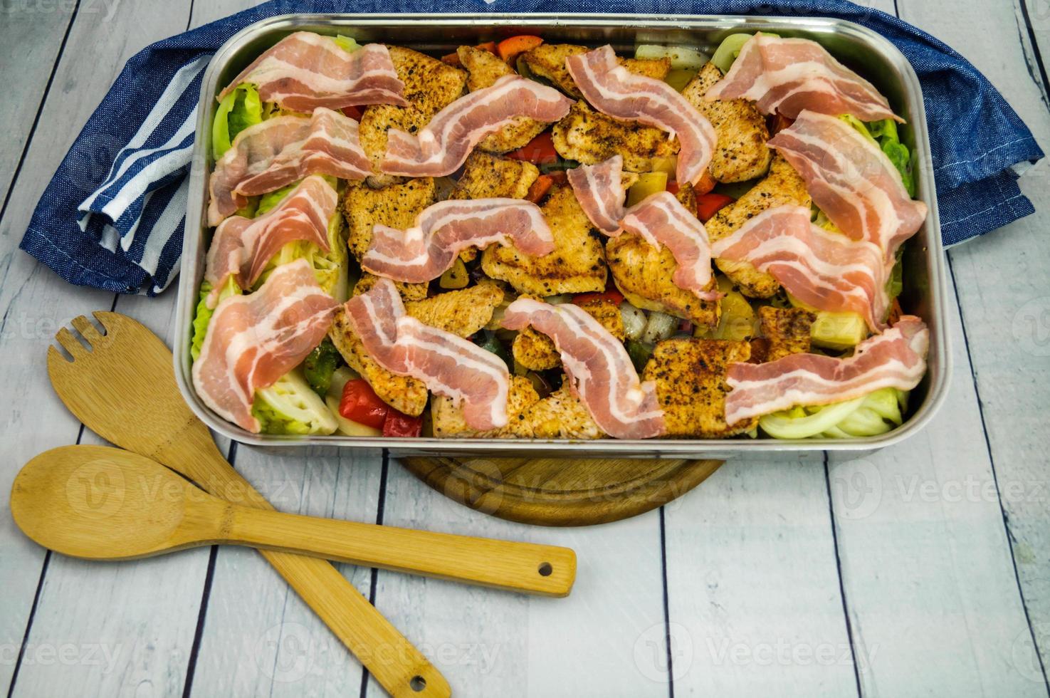 casseruola di verdure e filetto di maiale foto