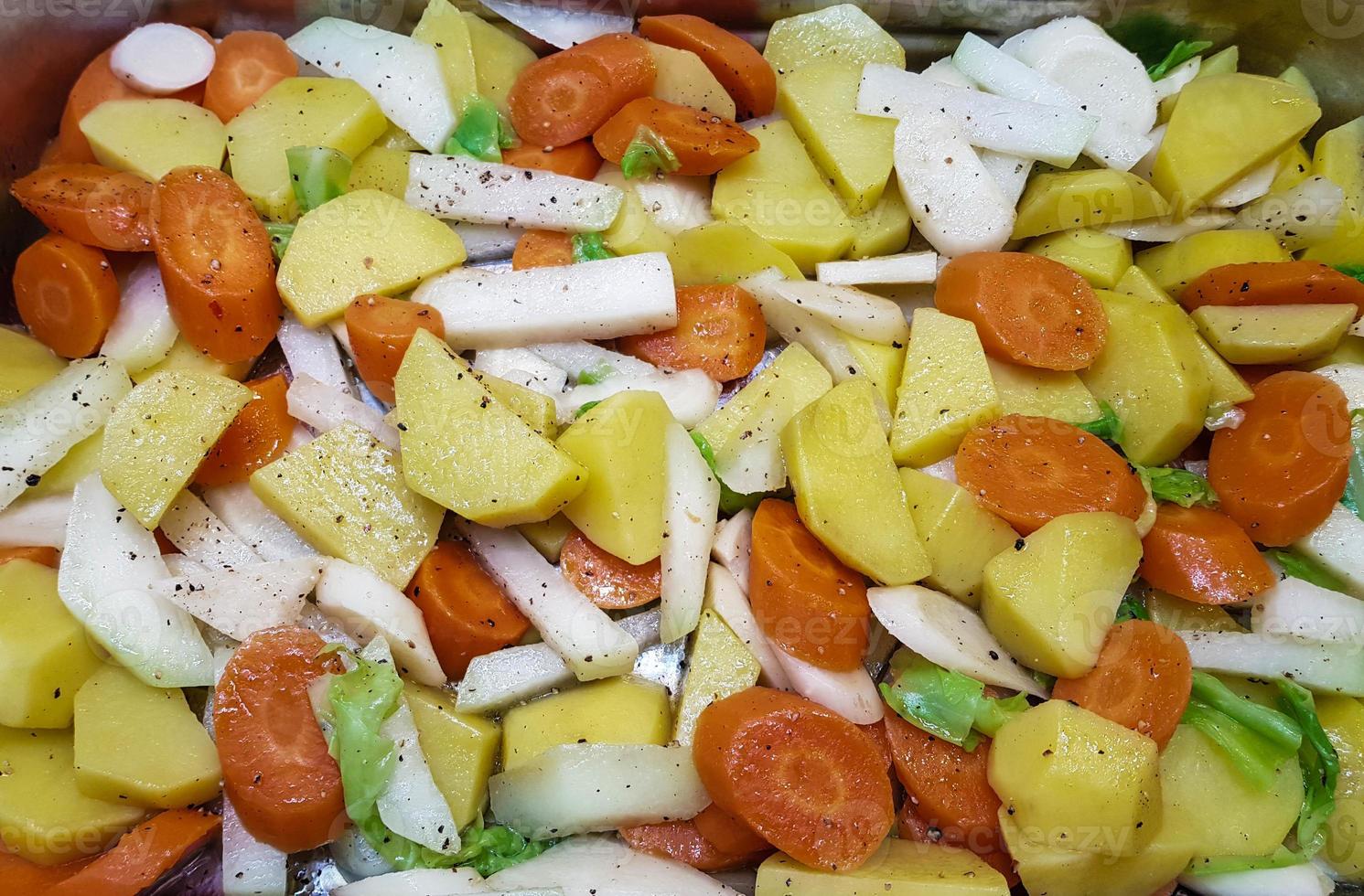 casseruola di verdure e filetto di maiale foto