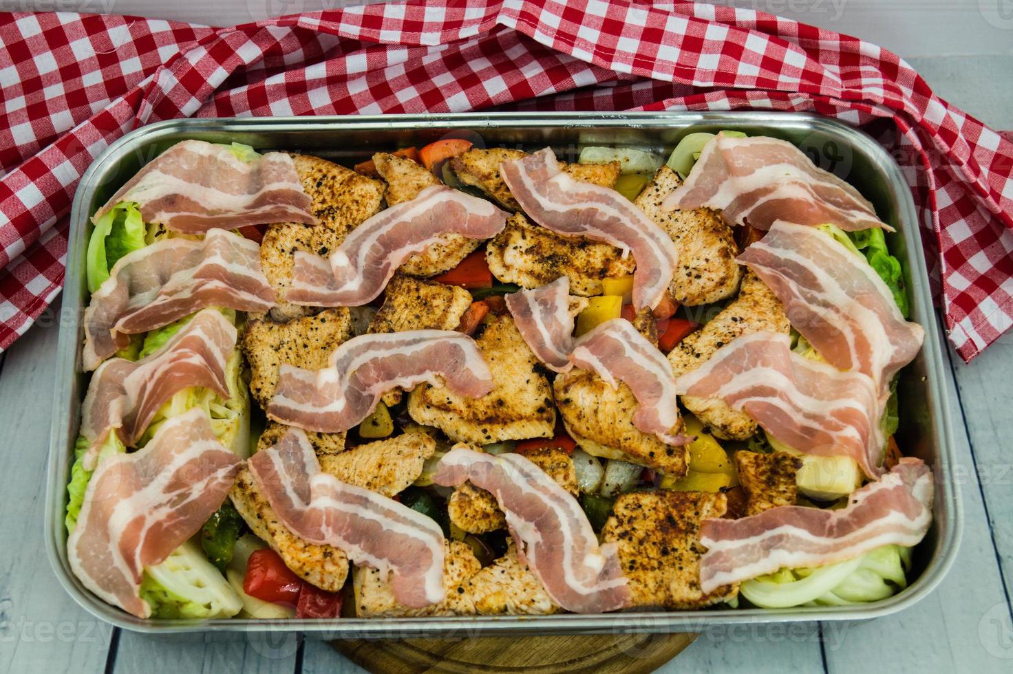 casseruola di verdure e filetto di maiale foto