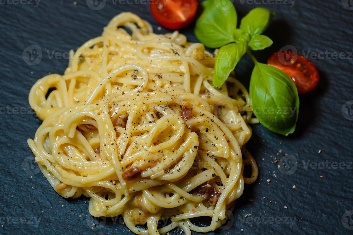 piatto italiano spaghetti alla carbonara foto