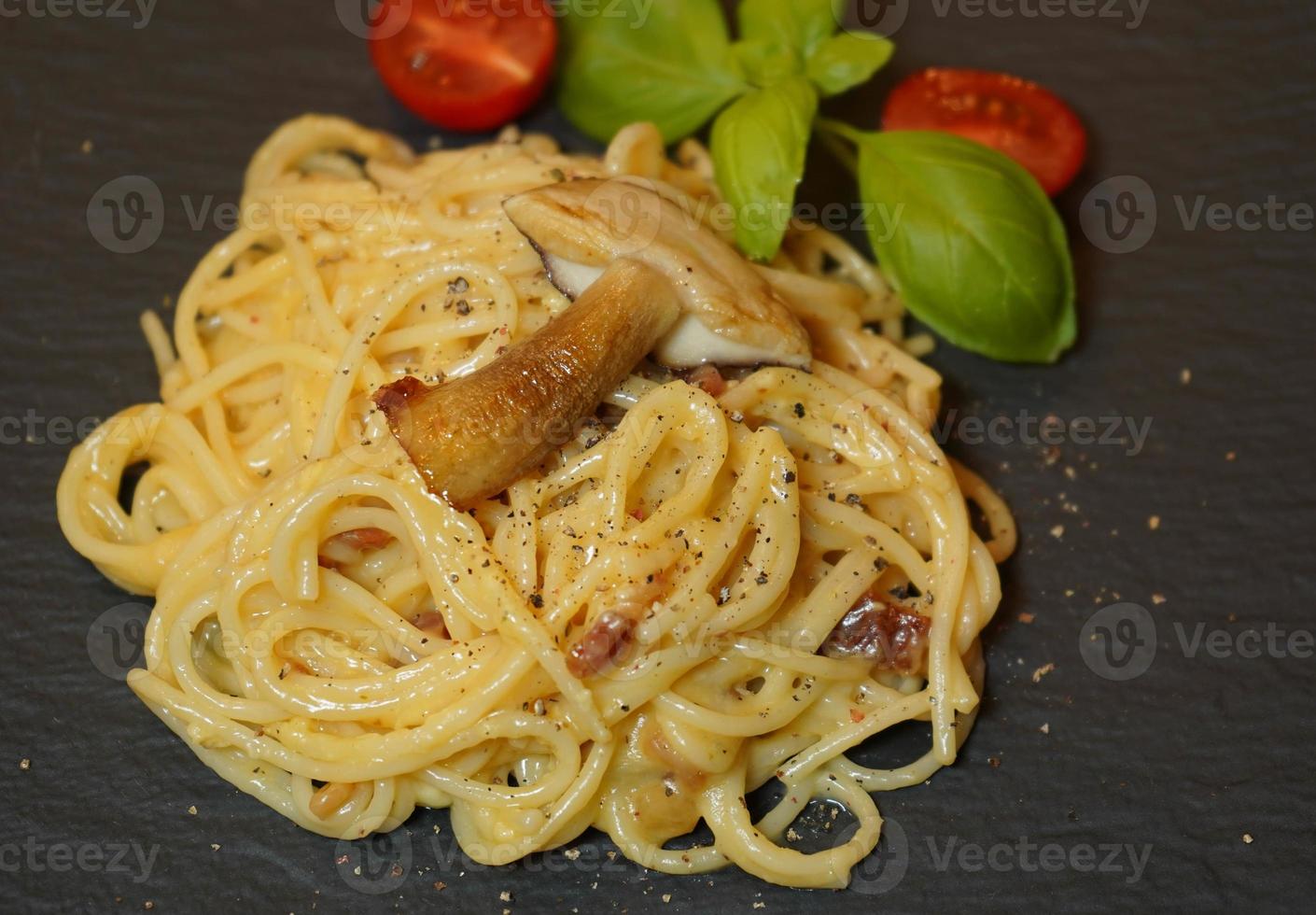 piatto italiano spaghetti alla carbonara foto