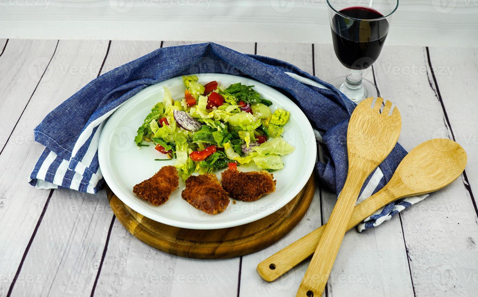 bocconcini di pollo fritti dorati con insalata foto