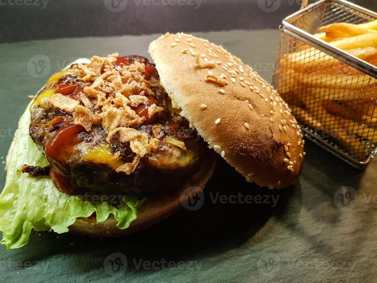 polpette di hamburger al formaggio freddo fatte in casa foto