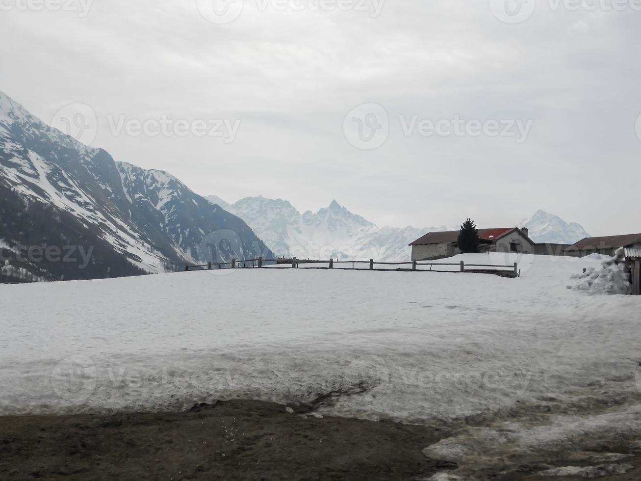 paesaggio innevato delle montagne valtellinesi foto