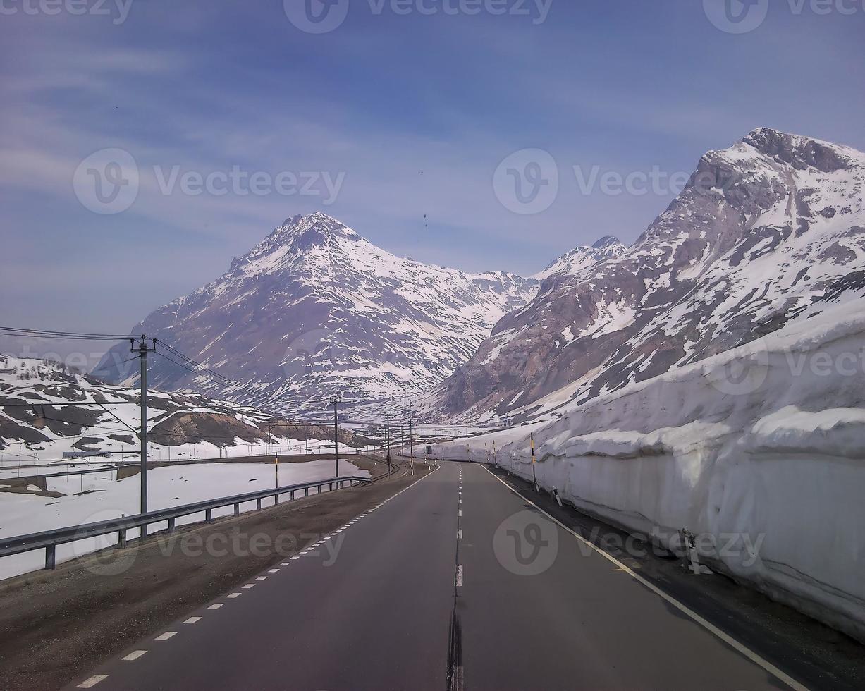 paesaggio innevato delle montagne valtellinesi foto