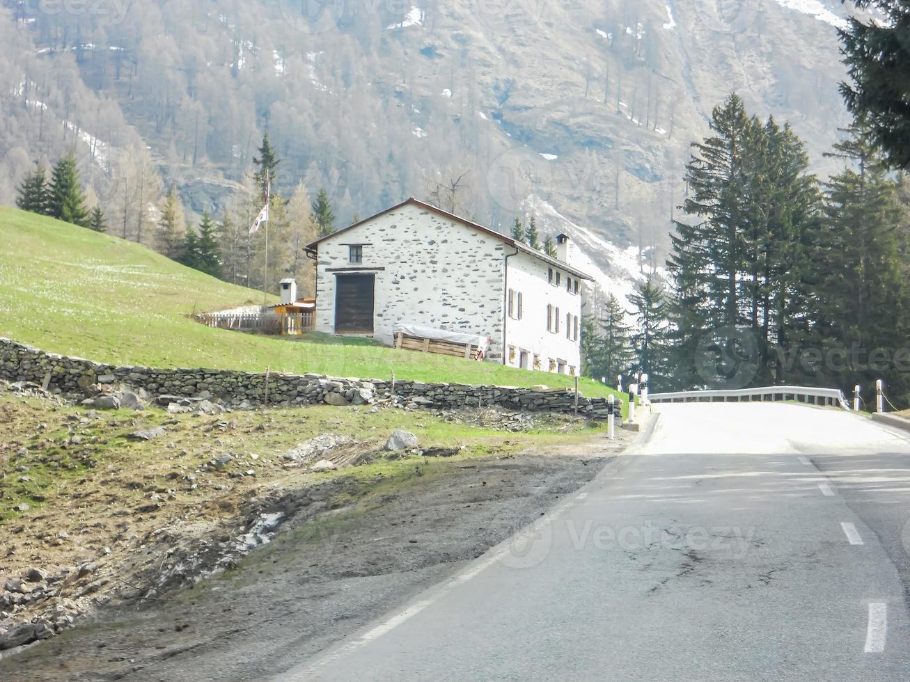 paesaggio innevato delle montagne valtellinesi foto