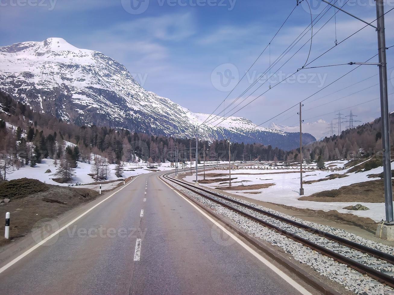 paesaggio innevato delle montagne valtellinesi foto