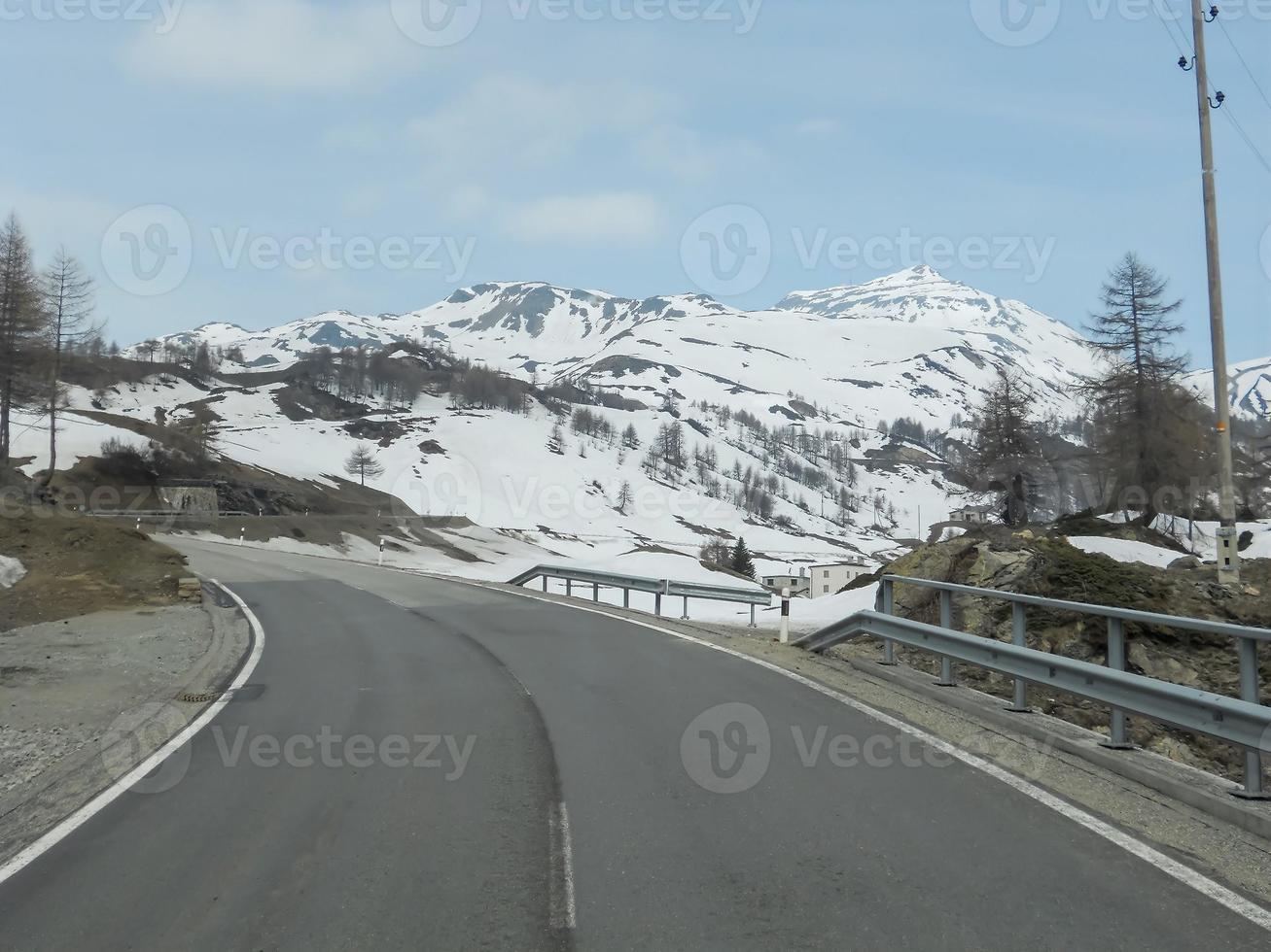 paesaggio innevato delle montagne valtellinesi foto