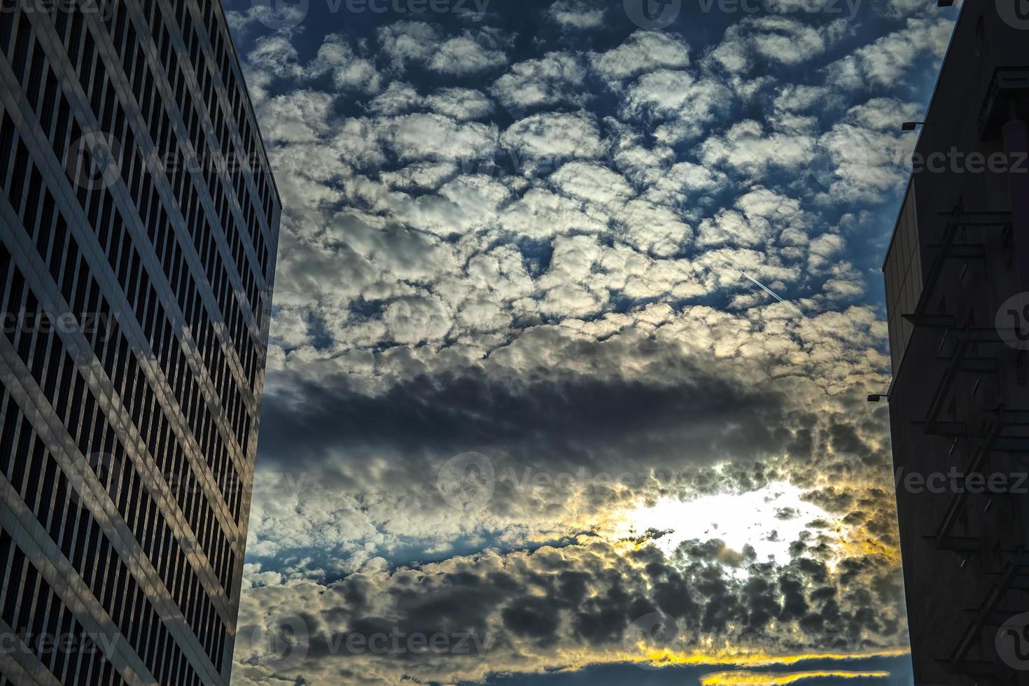 enorme edificio a torre commerciale foto