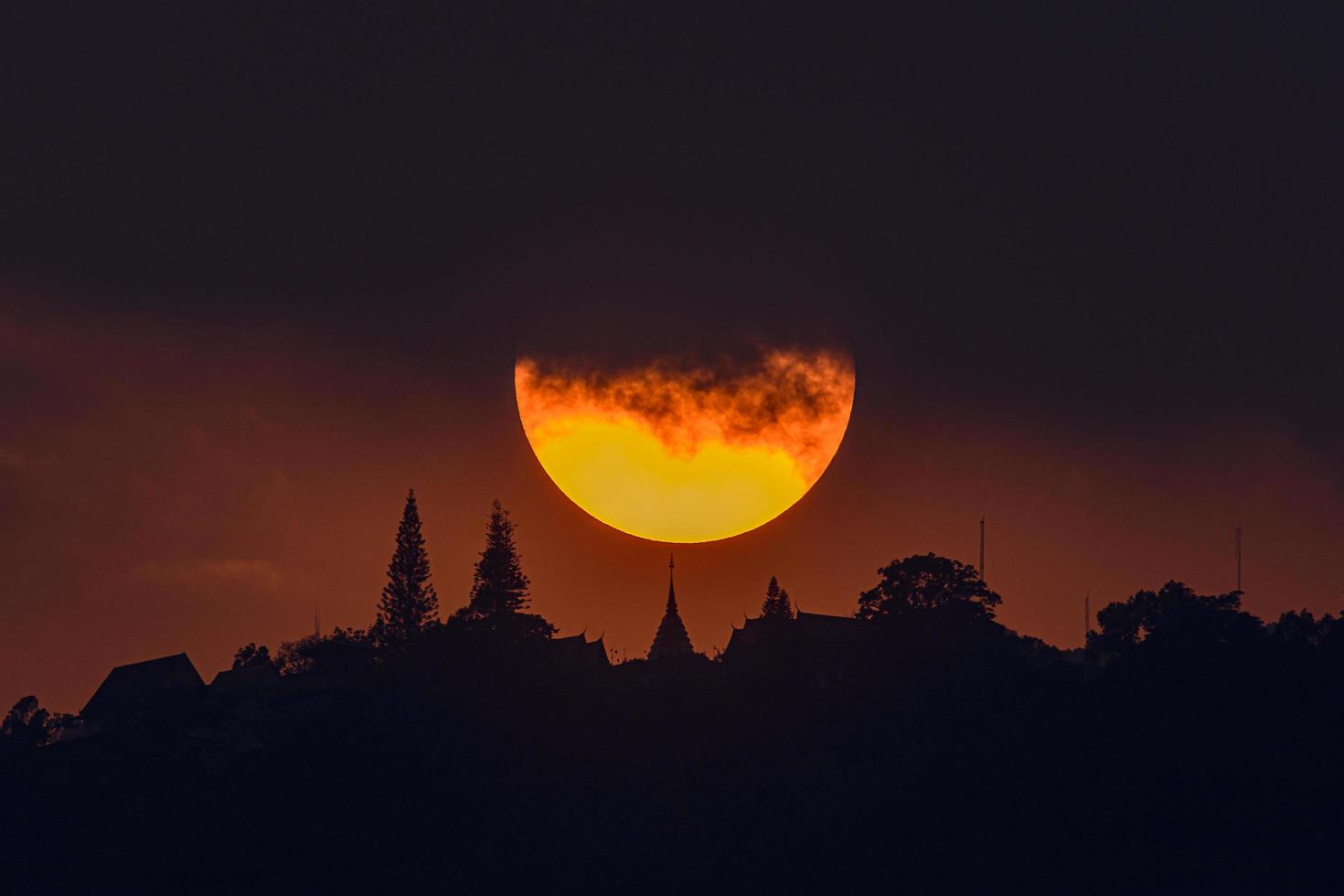 bellissimo tramonto con nuvole sopra il tempio di phra that doi suthep foto