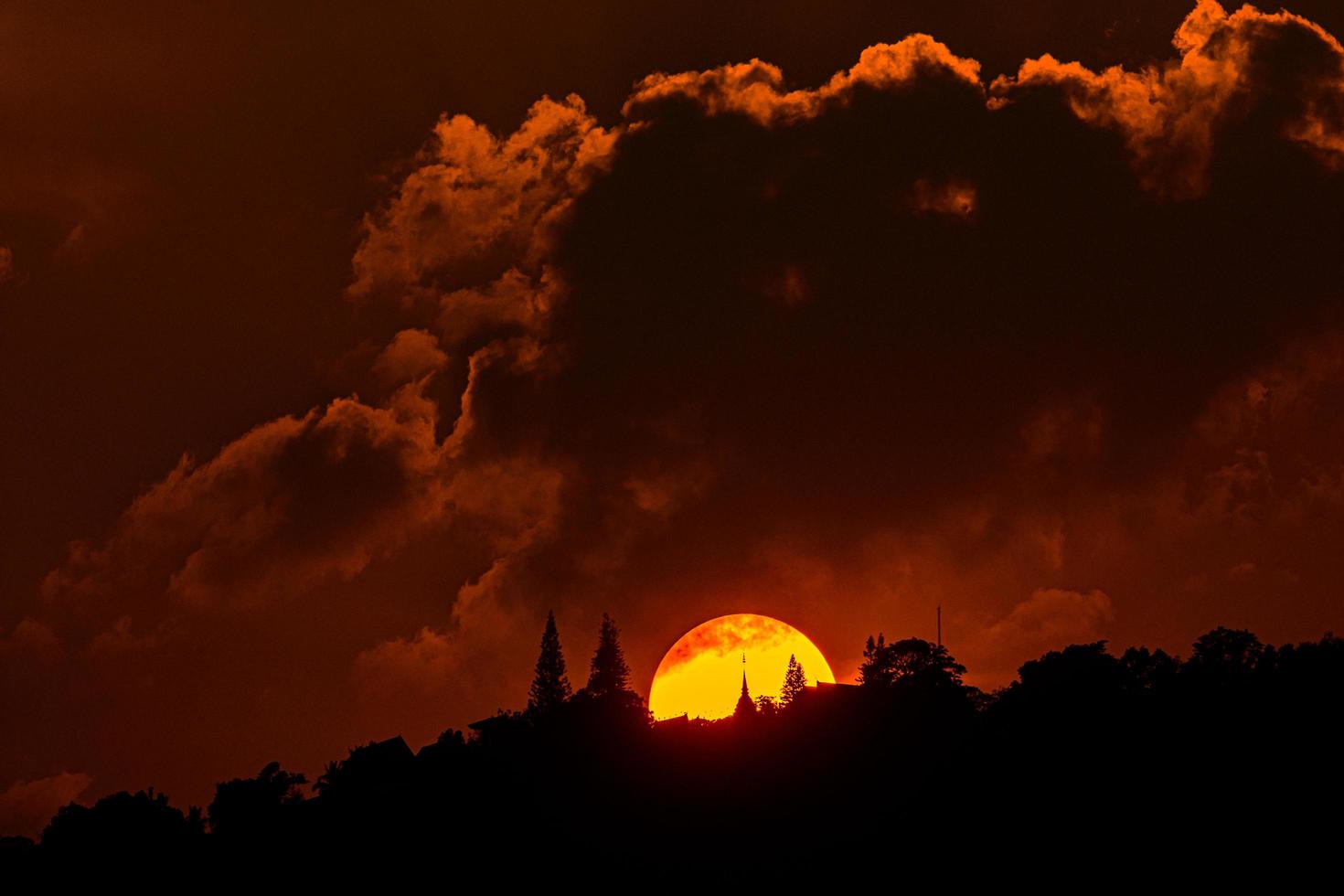 bellissimo tramonto con nuvole sopra il tempio di phra that doi suthep foto