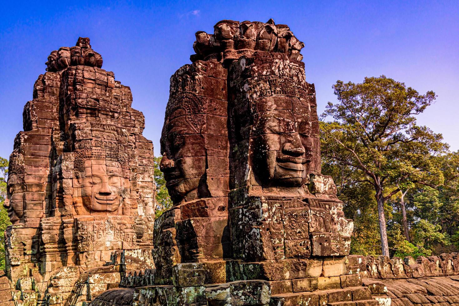 rilievi in pietra testa sulle torri del tempio bayon ad angkor thom foto