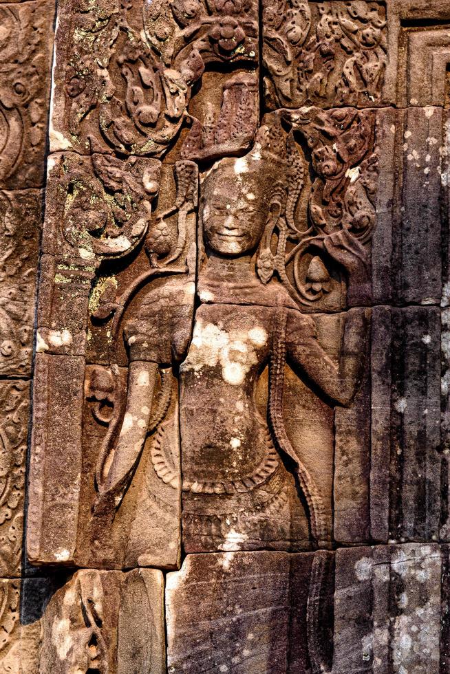 sculture in pietra sulle pareti del tempio bayon ad angkor thom foto