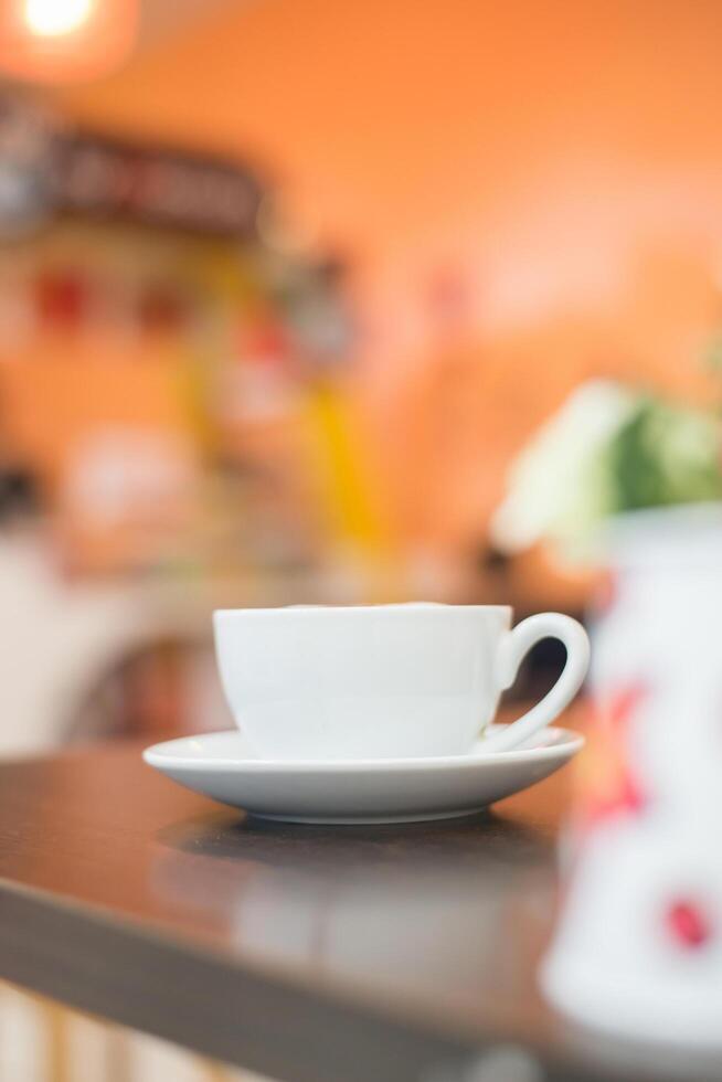 tazza di cappuccino sullo sfondo della caffetteria. foto