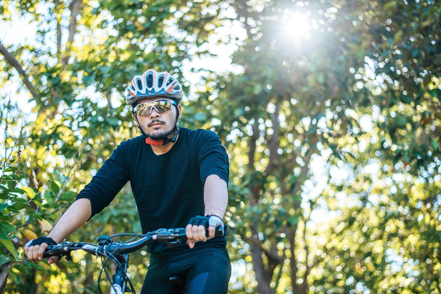 ciclisti di montagna seduti in bicicletta foto