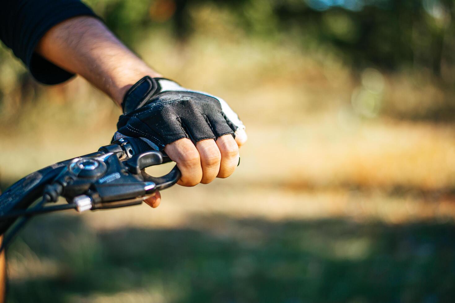 premette a mano il freno della bici premette la leva del freno sulla bici foto