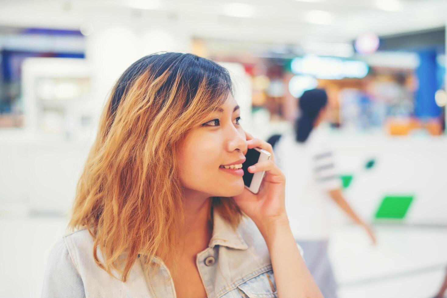 bella giovane donna che parla al telefono nel centro commerciale. foto