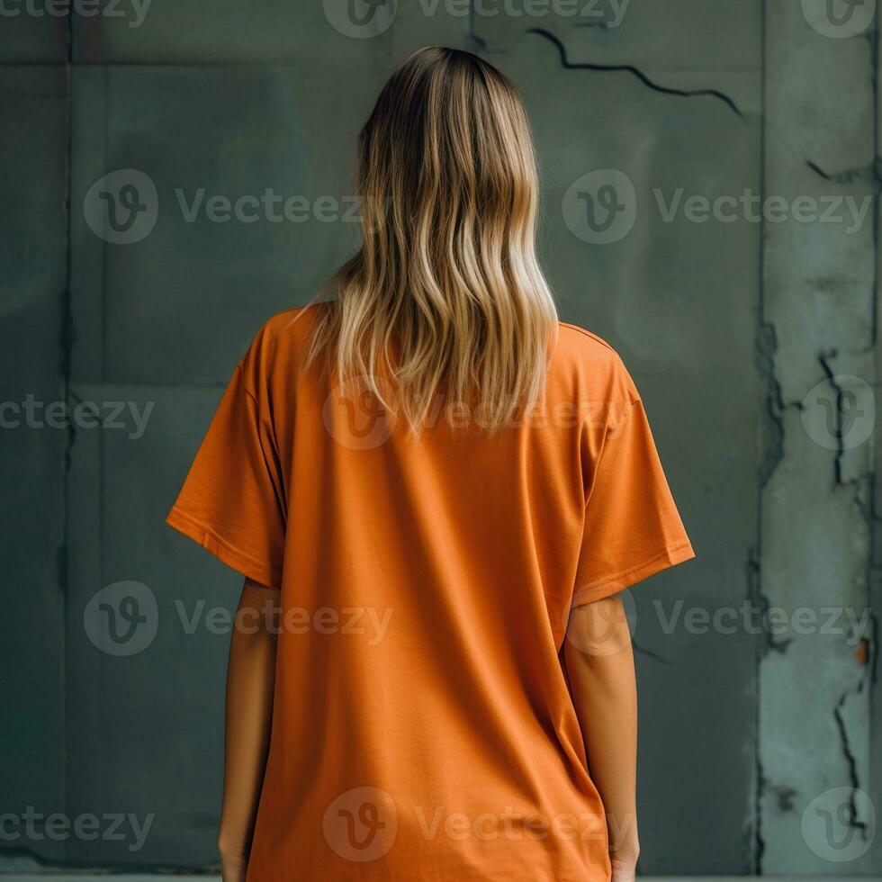 illustrazione di un' moda ritratto con pianura maglietta modello, ai generato foto