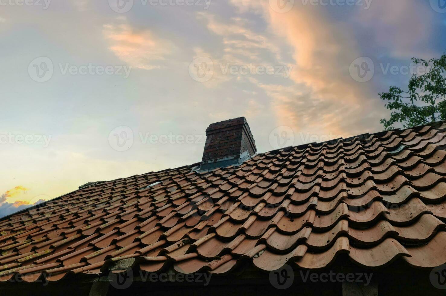un' tetto di un vecchio Casa. foto