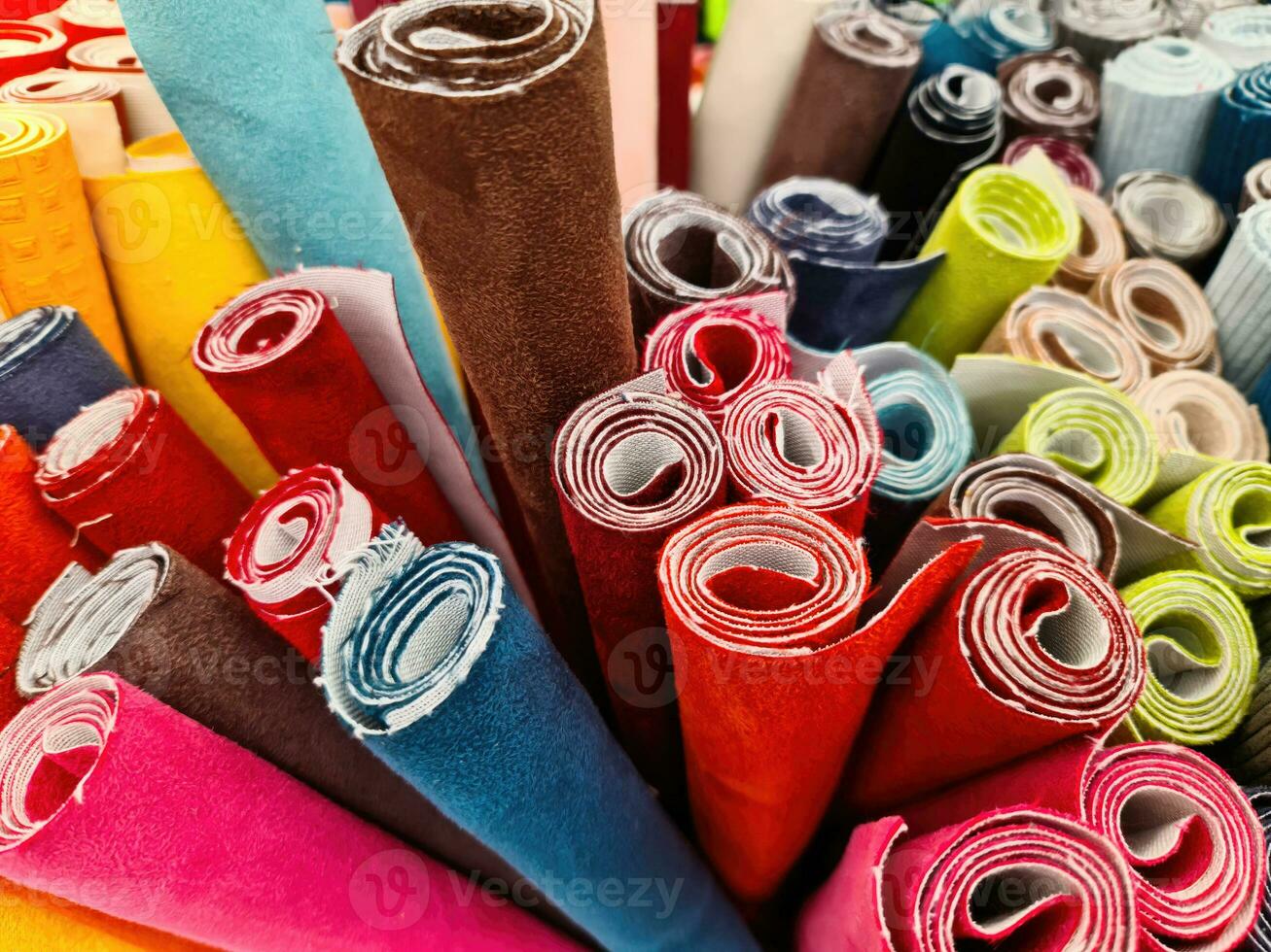 vicino su Visualizza su campioni di stoffa e tessuti nel diverso colori. foto