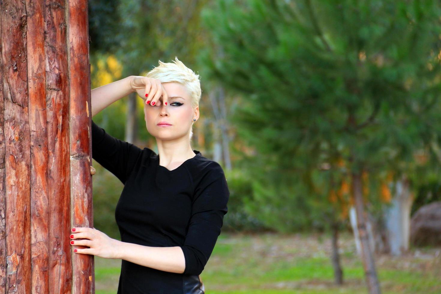 donna bionda vicino al muro di legno foto