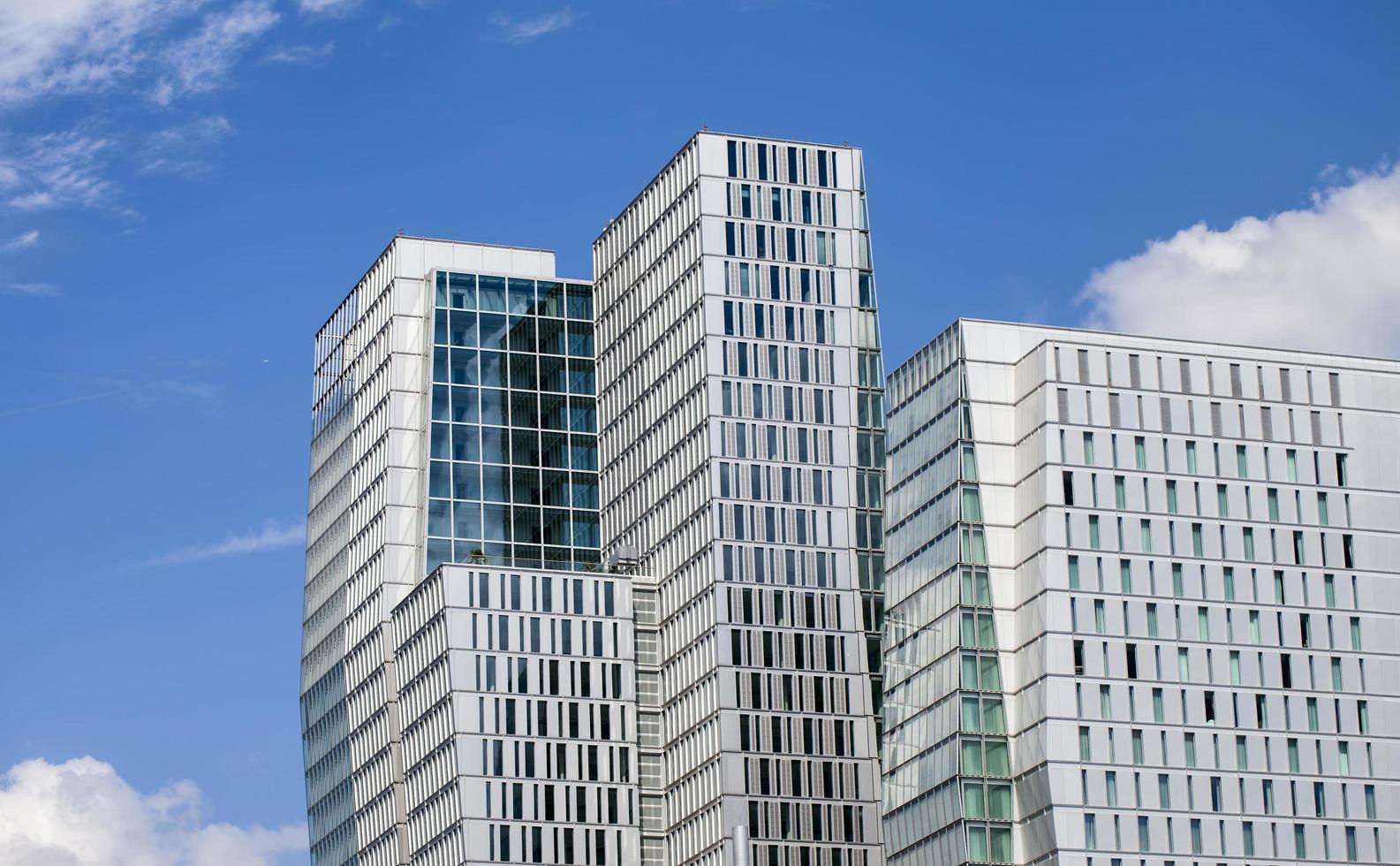 enorme edificio a torre commerciale foto