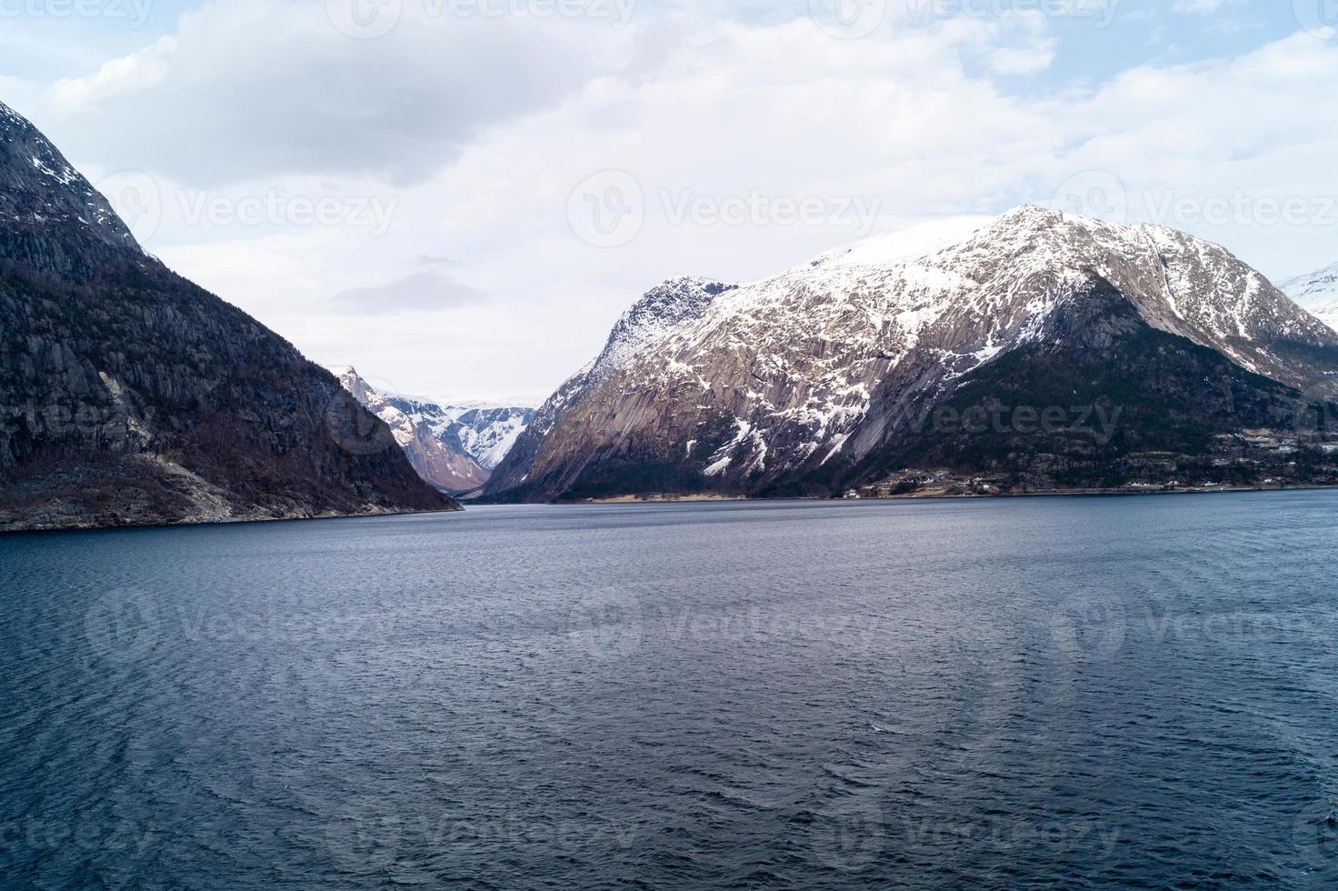 vista da una nave da crociera nei fiordi della Norvegia foto