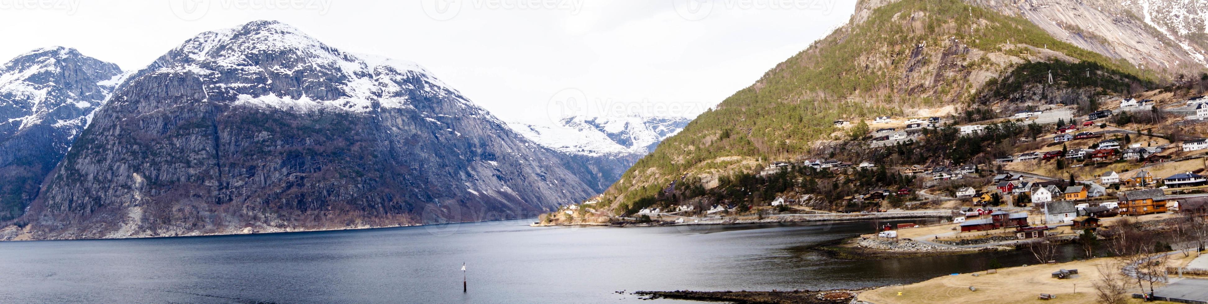 vista da una nave da crociera nei fiordi della Norvegia foto