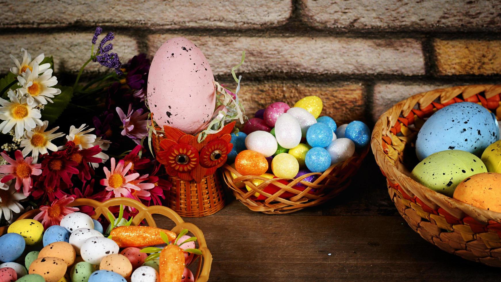 colorate uova pasquali tradizionali di pasqua foto