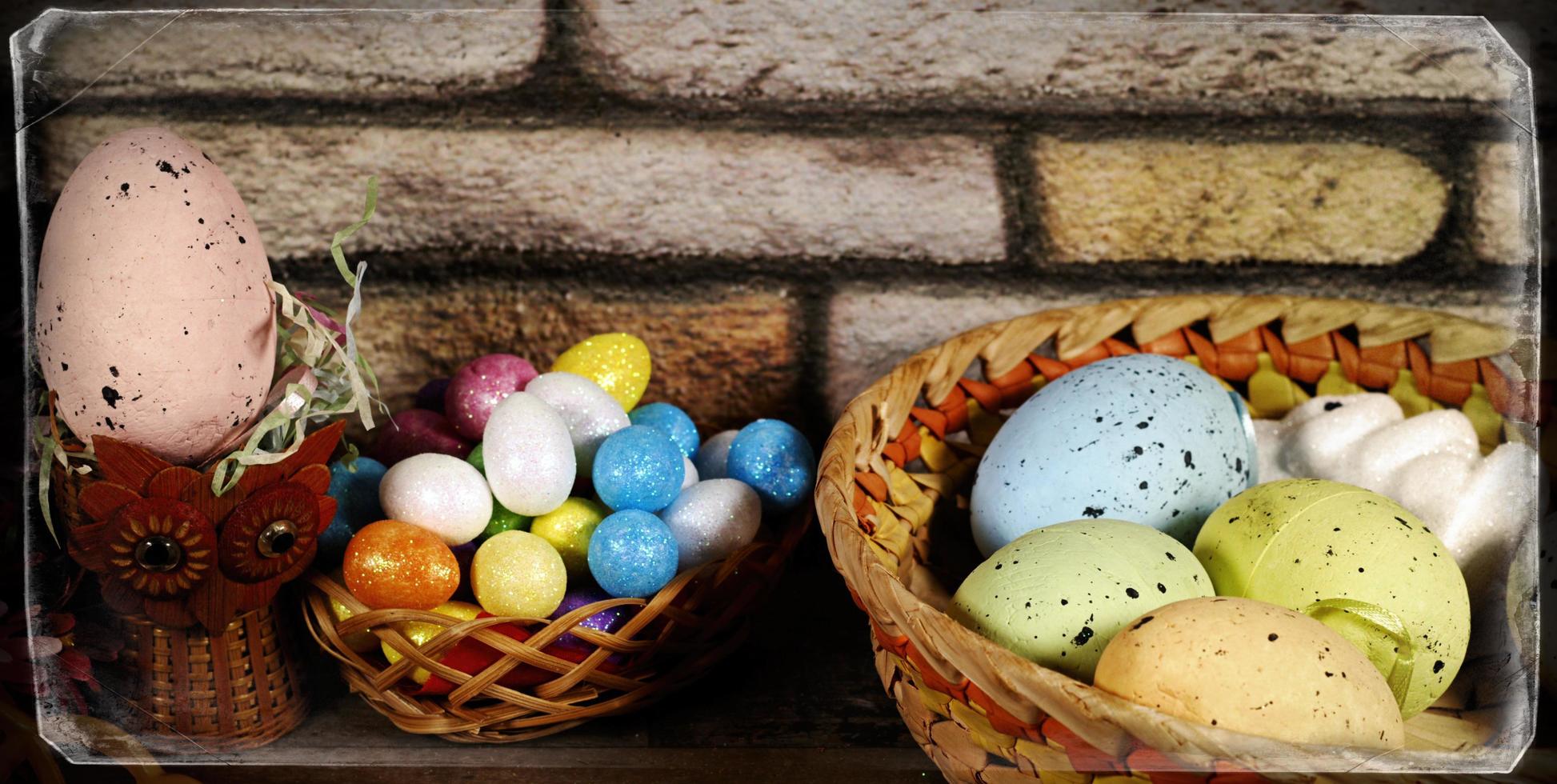 colorate uova pasquali tradizionali di pasqua foto