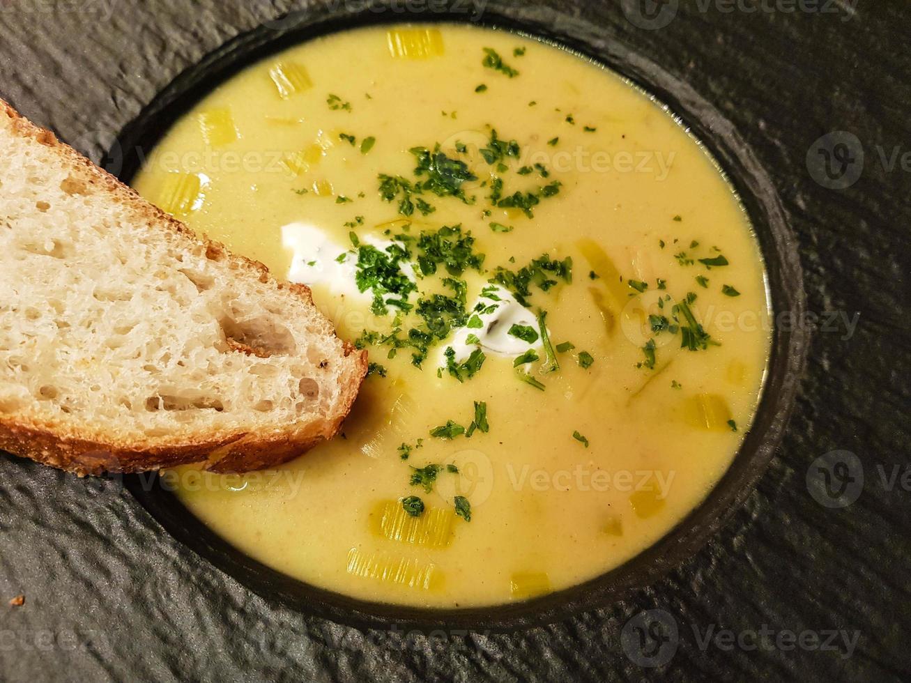 zuppa di curry piccante con pane foto