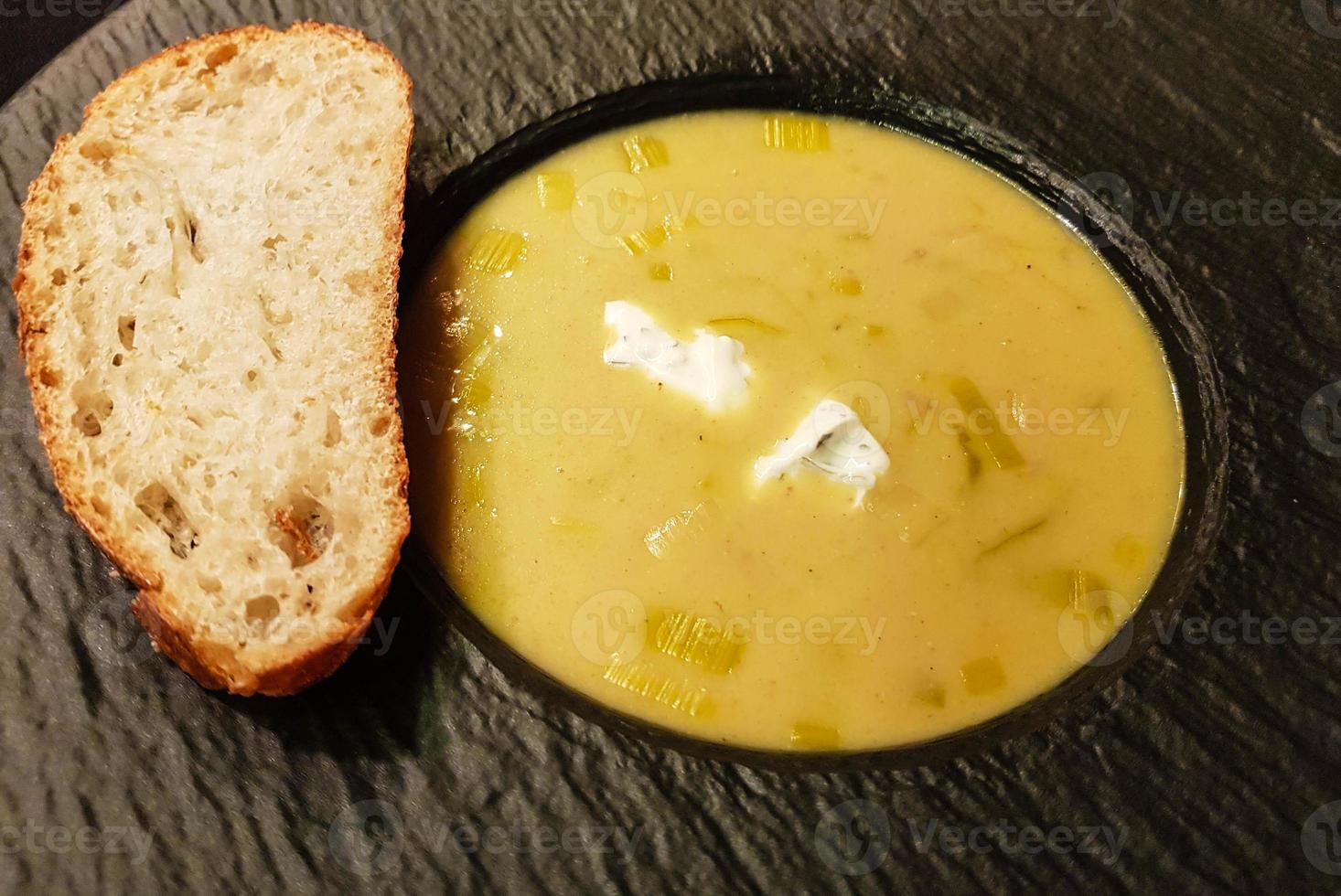 zuppa di curry piccante con pane foto