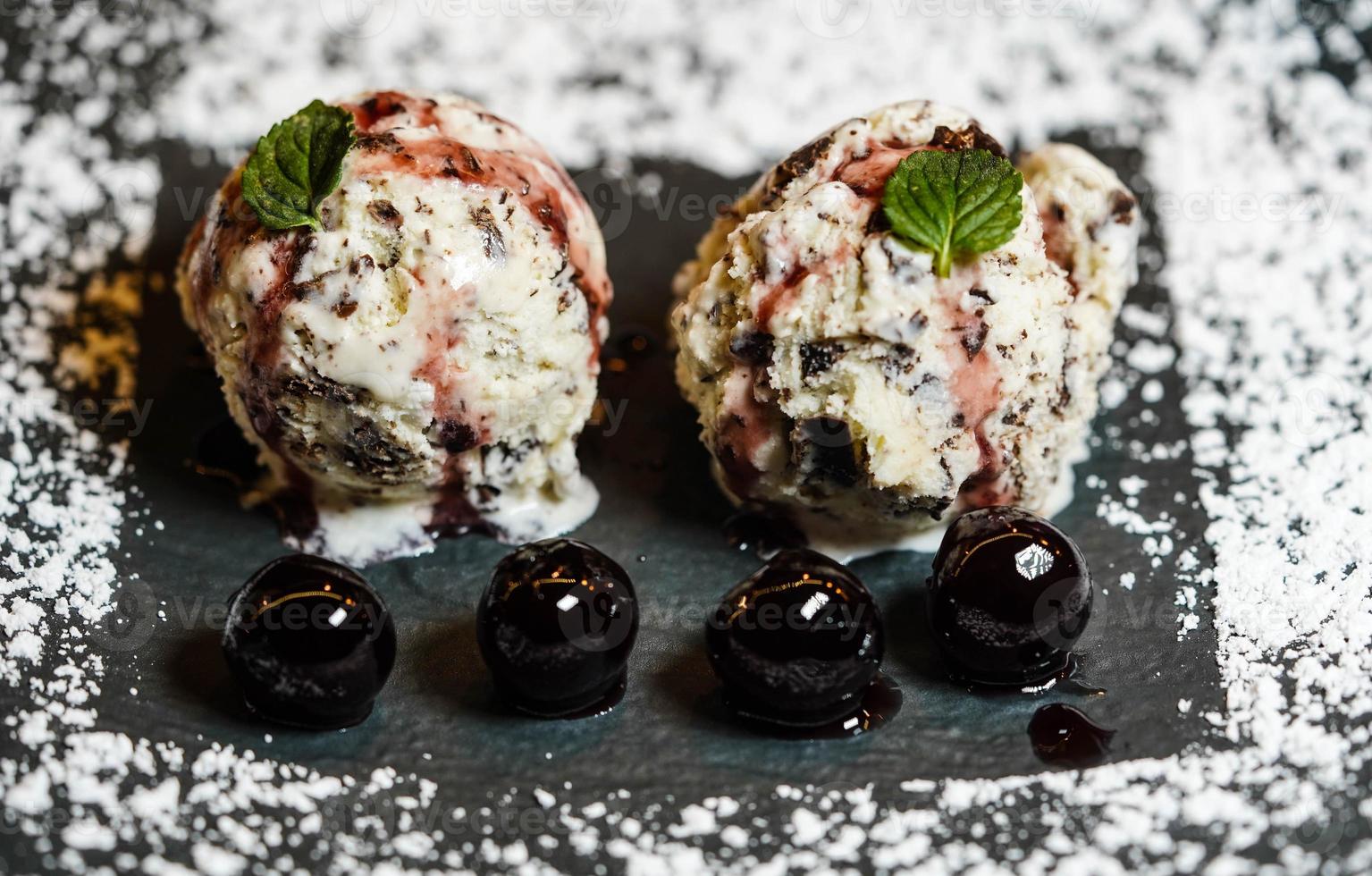 gelato alla stracciatella con cioccolato fondente e ciliegie foto