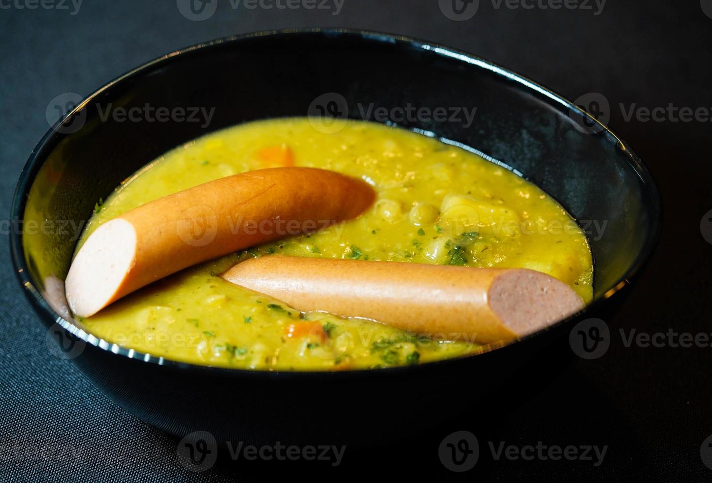 zuppa di piselli con salsiccia viennese foto