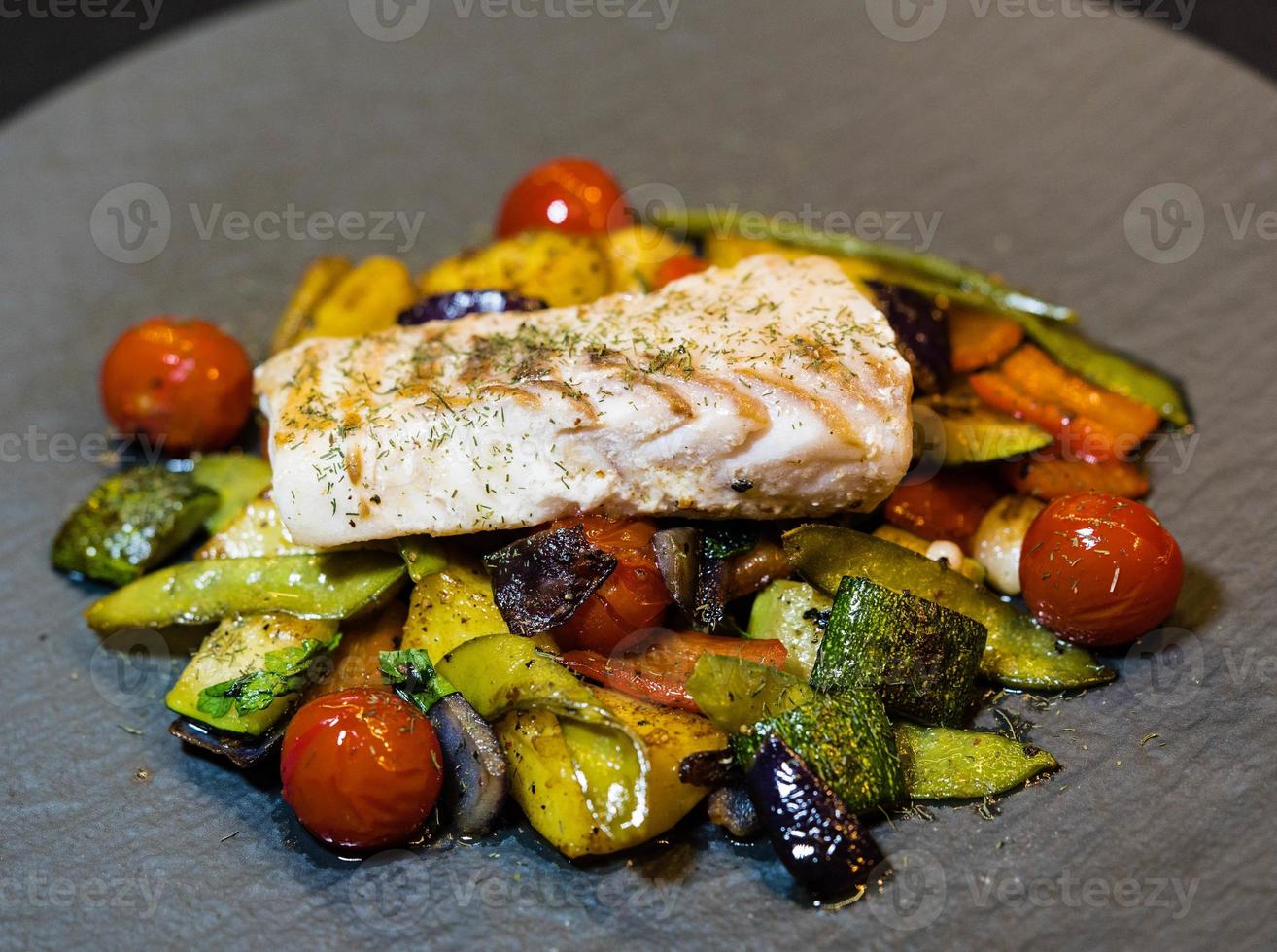 filetto di merluzzo arrosto con verdure mediterranee foto