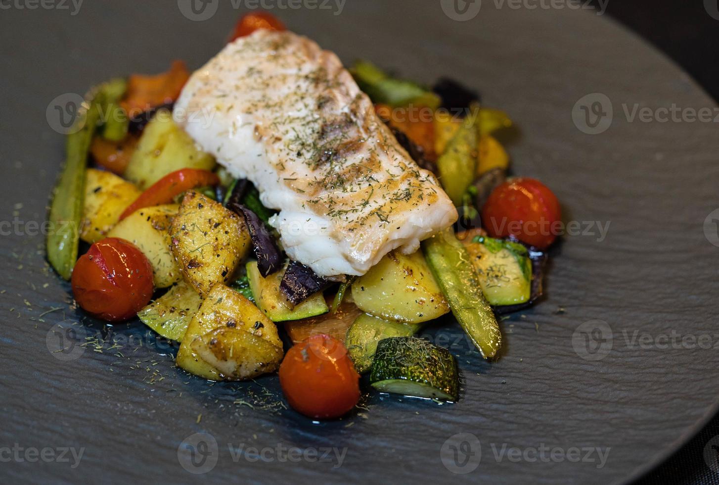 filetto di merluzzo arrosto con verdure mediterranee foto