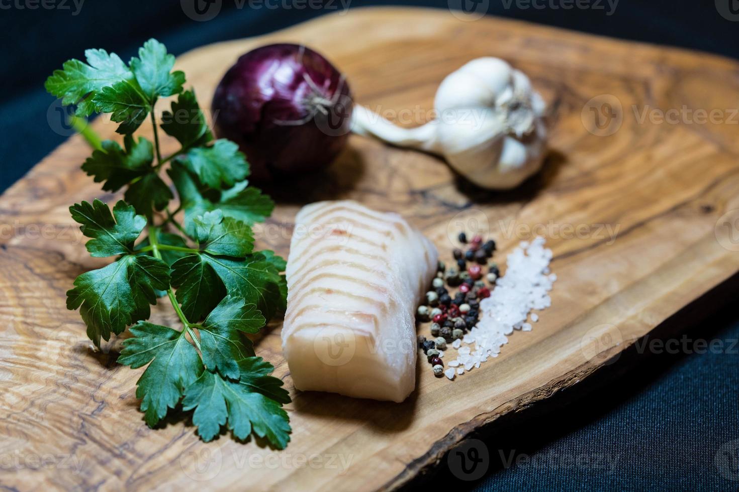 filetto di merluzzo arrosto con verdure mediterranee foto