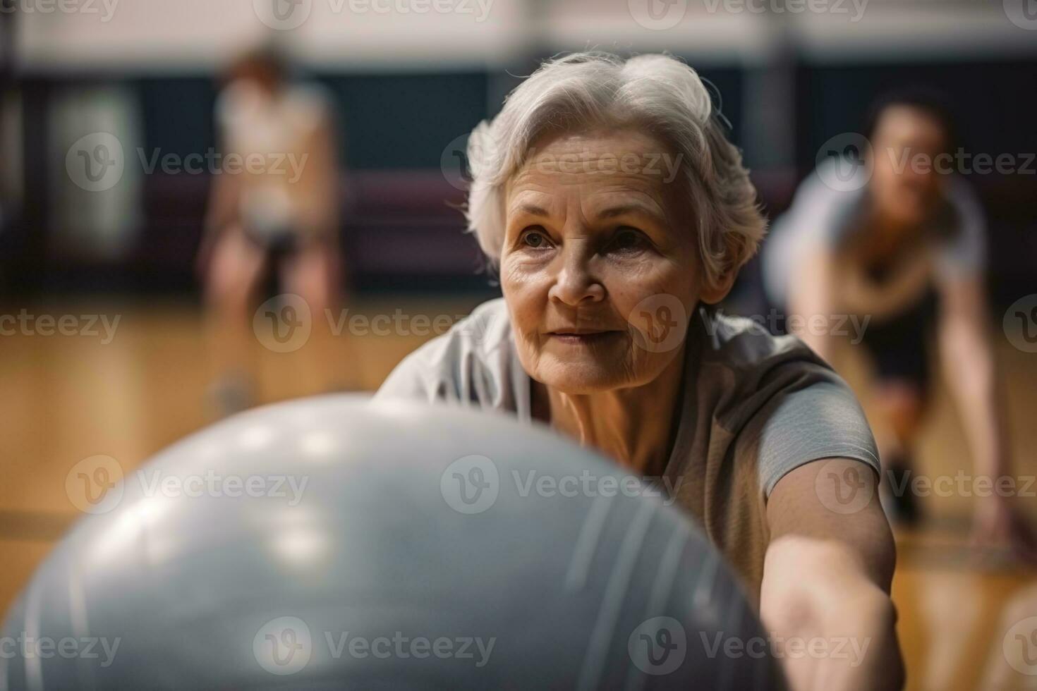 anziano donna formazione nel il palestra. generativo ai foto