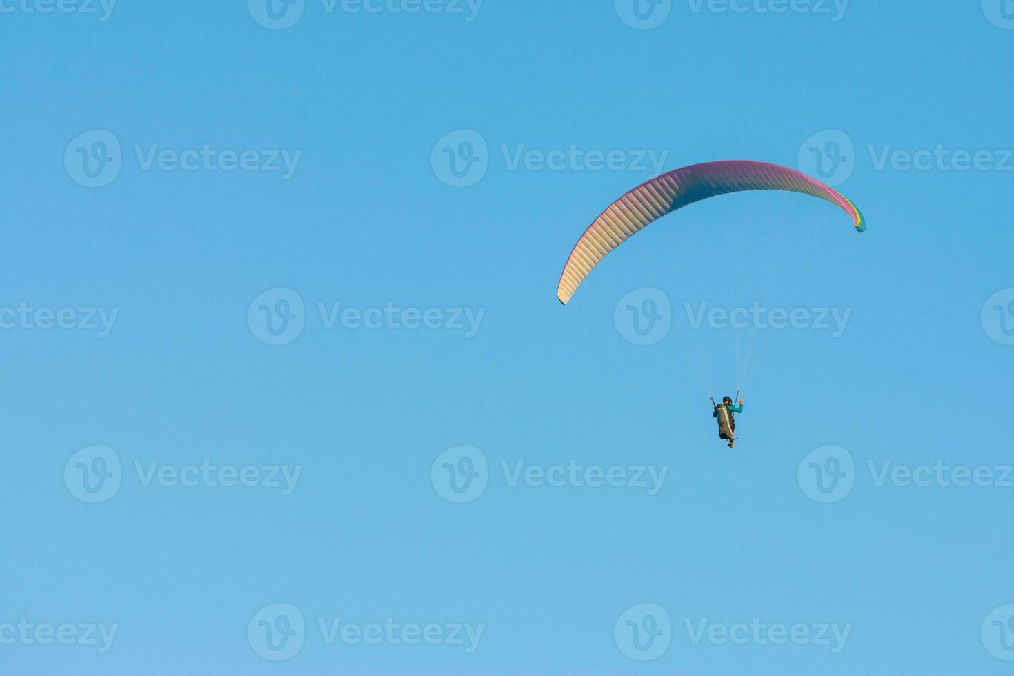 parapendio gratuito volante nel un' blu cielo giorno foto