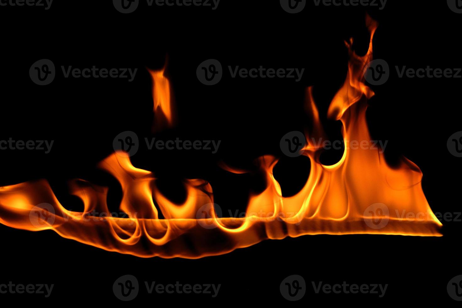 fiamma di fuoco su blackground foto